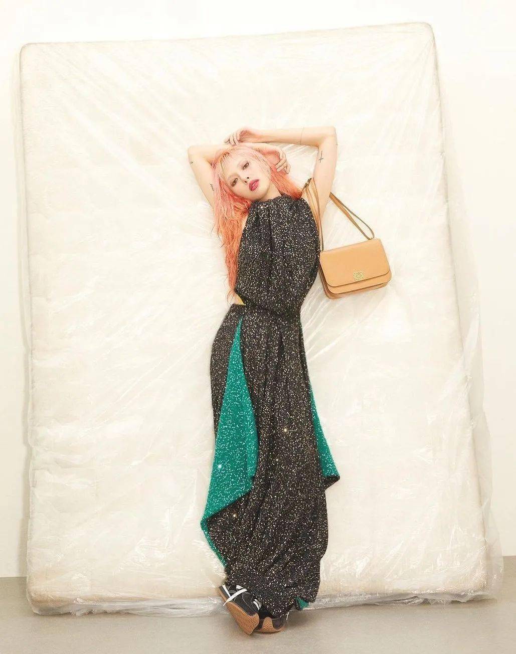 棕色|秋天背什么包?跟着这些明星抄作业就成!