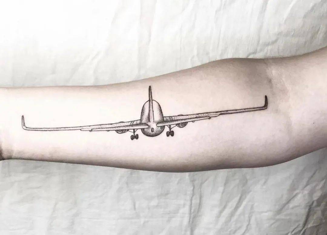载着我们遨游天际的客机纹身