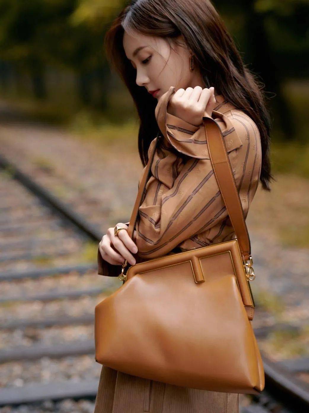 棕色|秋天背什么包?跟着这些明星抄作业就成!