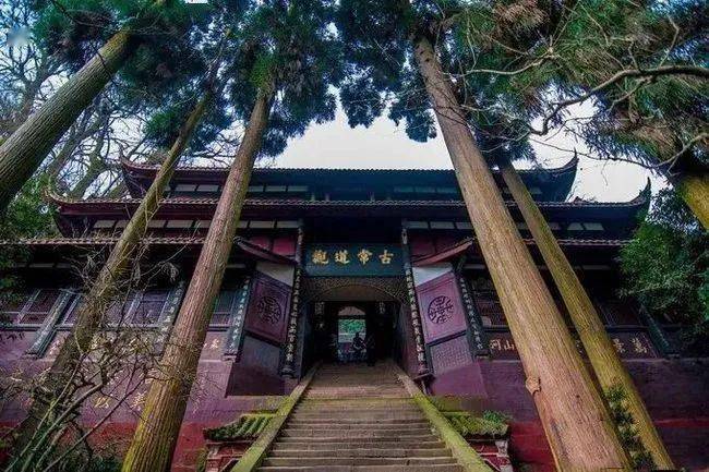 道教宫观的殿堂为什么常挂有对联和匾额