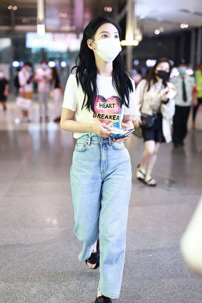 心形|章若楠穿白T牛仔裤清新可爱 比心卖萌甜度浓浓