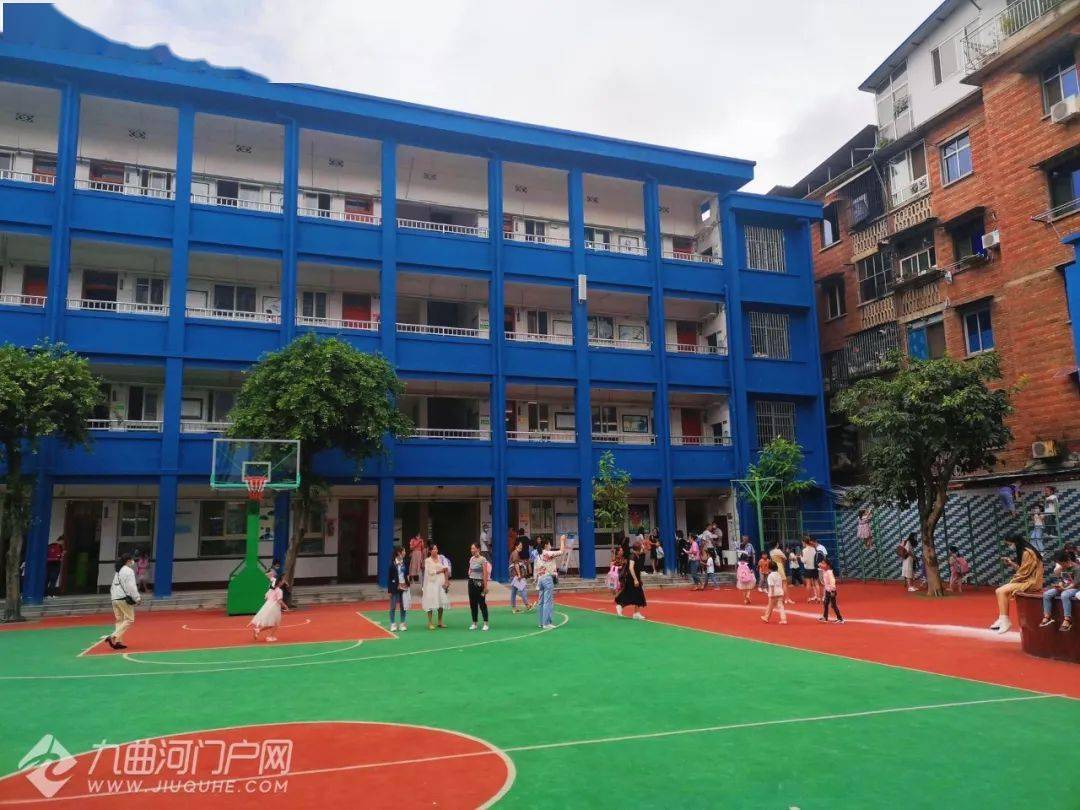 长队排起迎接新学期资阳中小学今天开始报名