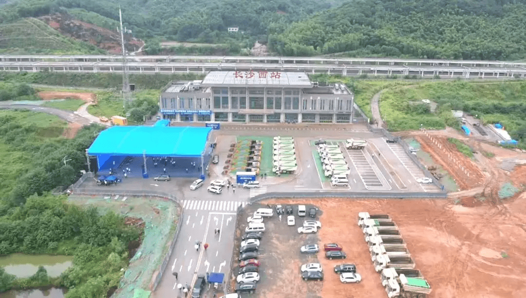长沙西站是新建常德经益阳至长沙的综合交通枢纽,它的建设动工标志着