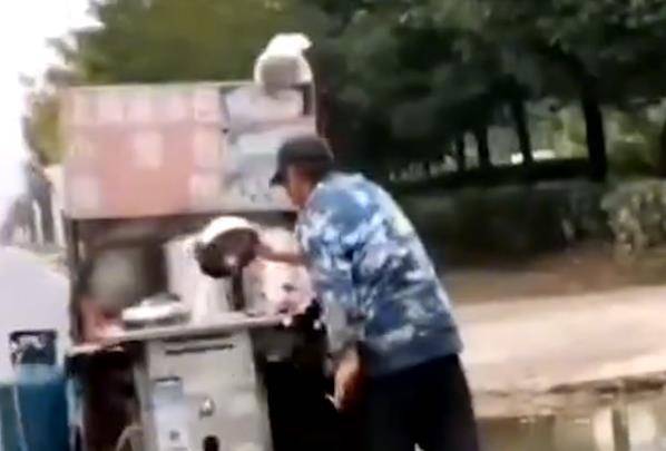 进行|早餐摊主舀路边积水蒸包子?官方通报:餐车已被暂扣,正进一步调查