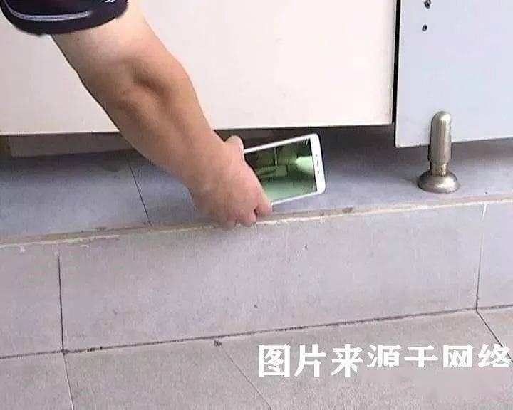 变态陆良一老色狼公厕偷拍女性上厕所