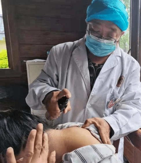 凝聚中彝医药力量——名医馆中药酒涂擦治疗显身手_涂药