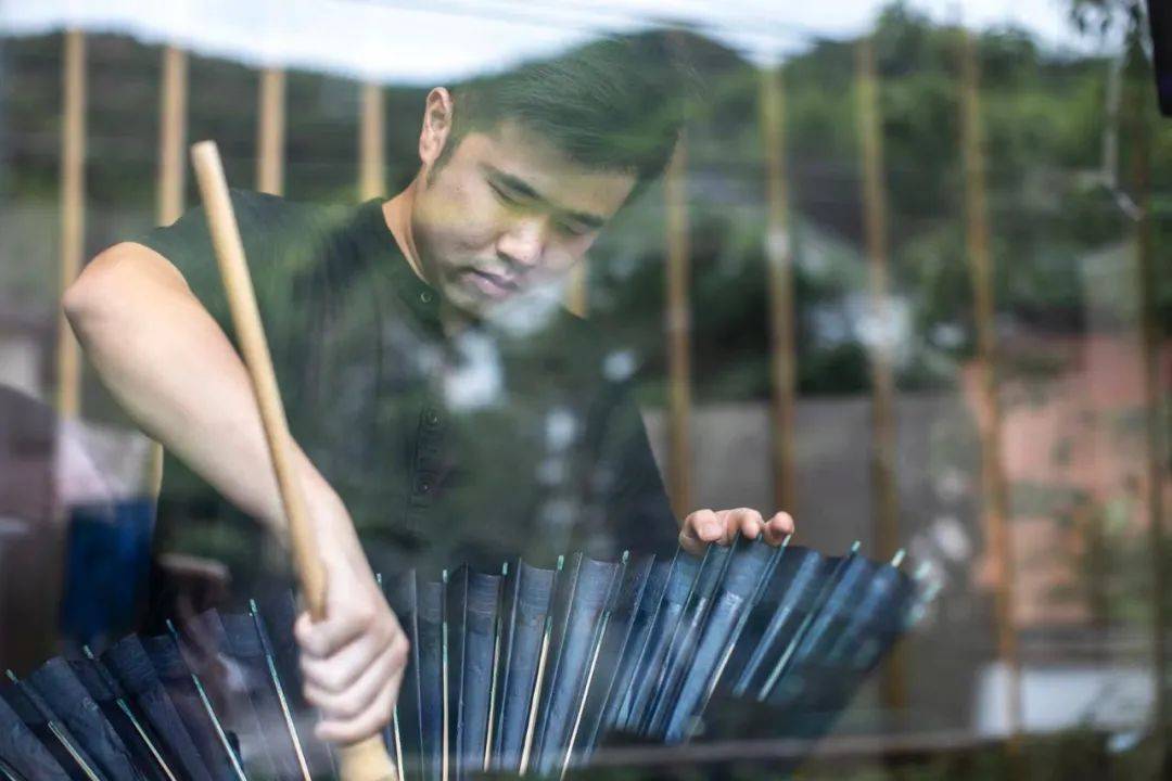 技艺|一把伞600元，排队半个月才能买到！90后小伙这手绝活太惊艳