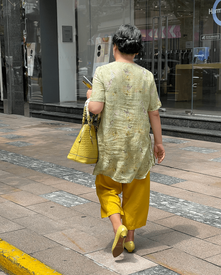 上海670岁阿婆示范早秋穿搭黑丝配半裙好优雅精致到骨子里