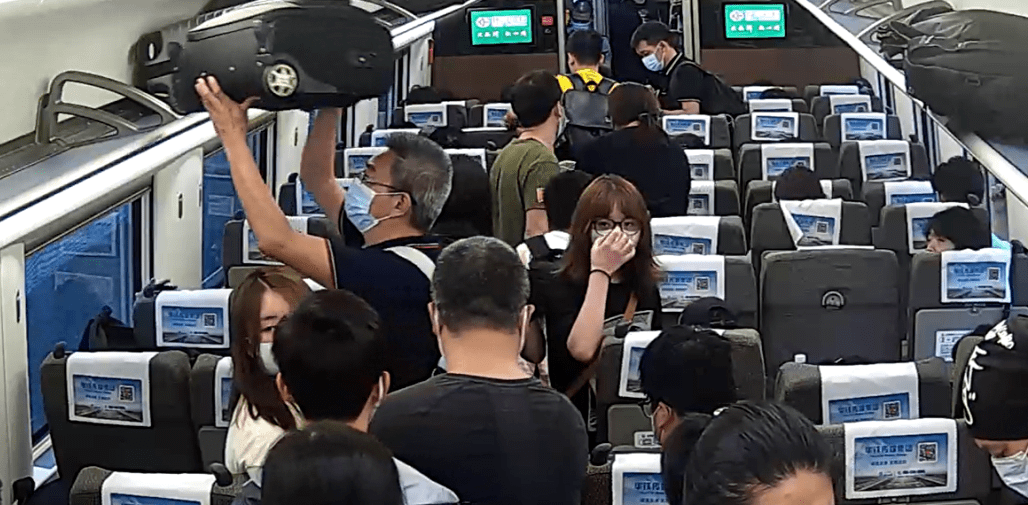 近日,旅客李先生乘坐g7312次列车在杭州东站下车时,不小心将装有20