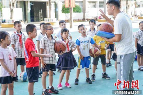 作业|开学第一天 广西南宁小学生参加课后兴趣班