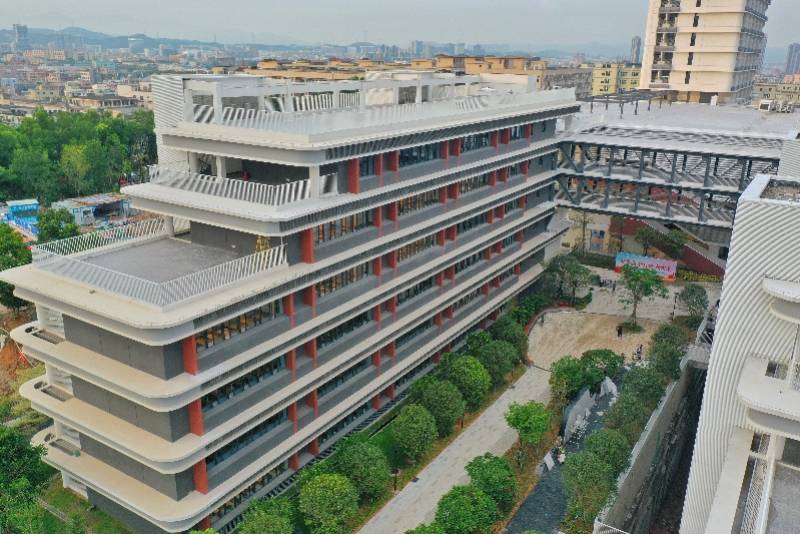 迎来近1000名学子深圳科学高中龙岗分校顺利开学
