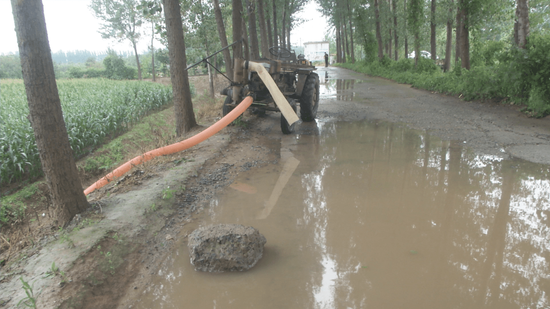 我县各乡镇积极开展农田积水排涝工作