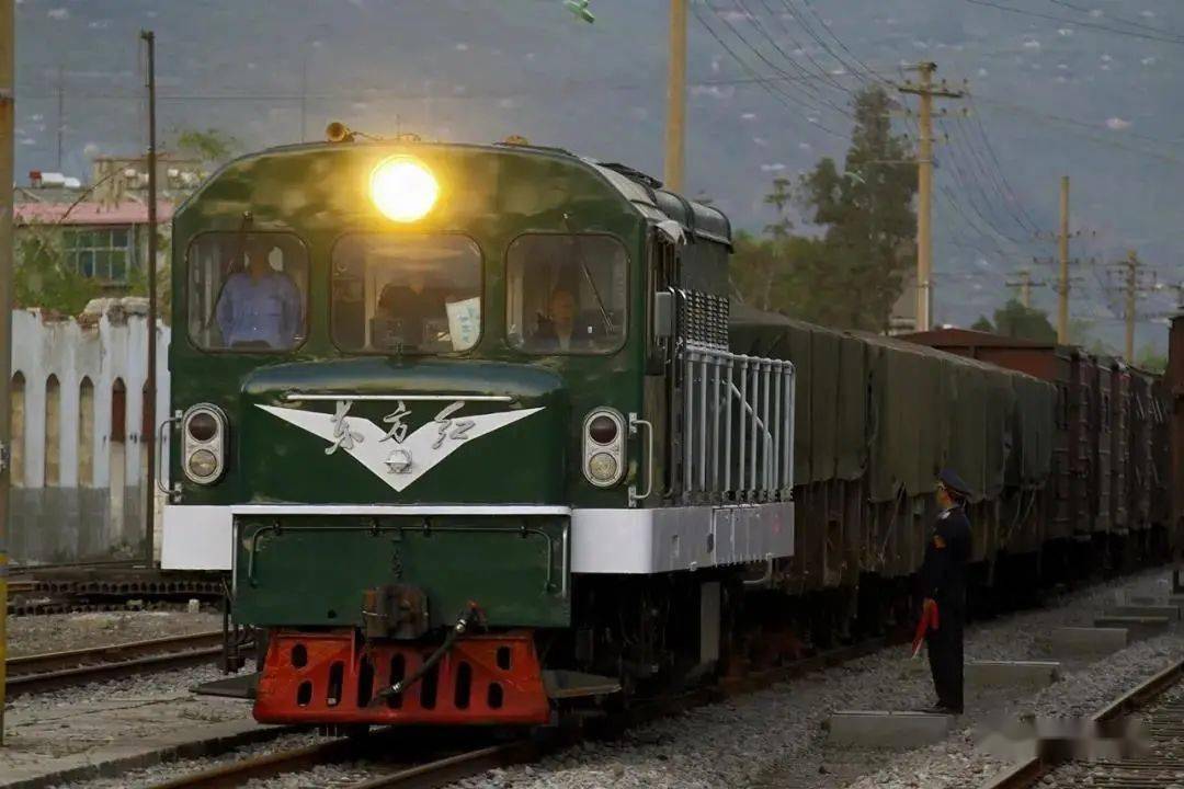 上车时隔11年东方红21型机车再次回归