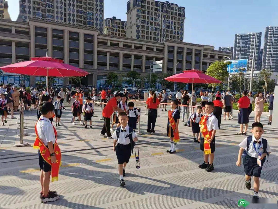 今天上午7点半,办学第二年的汕头市华侨试验区金湾学校,迎来了一橇