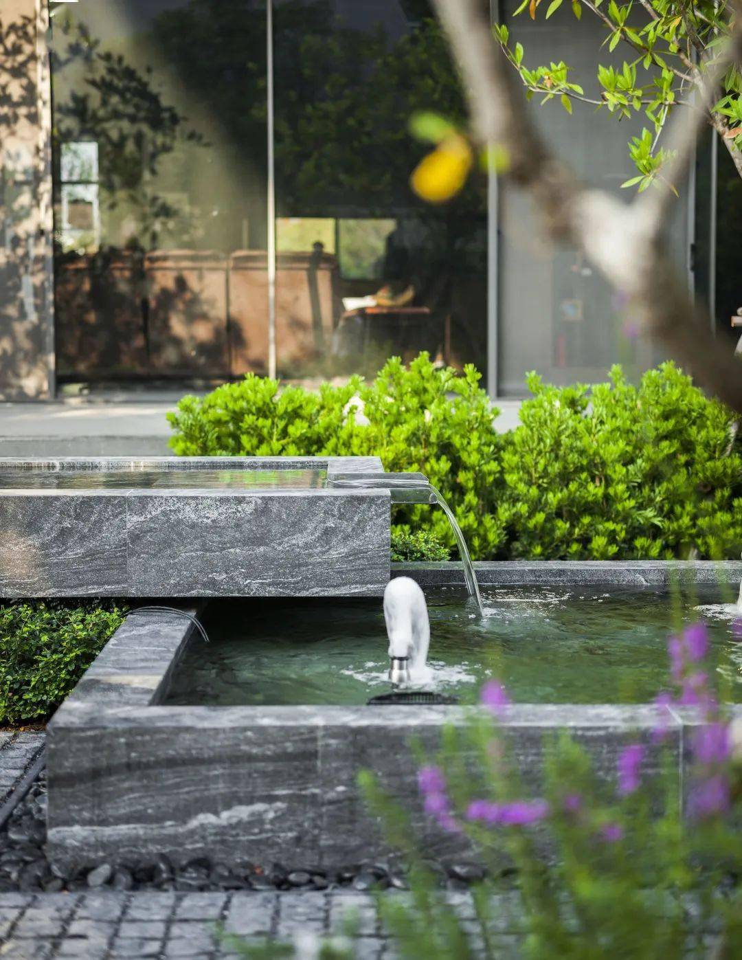 单点式:水流从单一出口跌落,形成单体跌水.