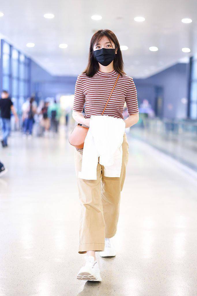 图案|李兰迪穿条纹T恤搭卡其色直筒裤 温柔大方