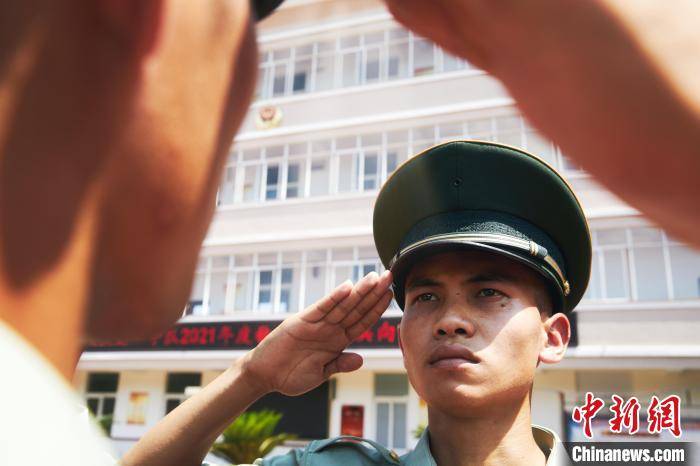 留队战友和退役老兵相互敬礼. 张宸硕 摄