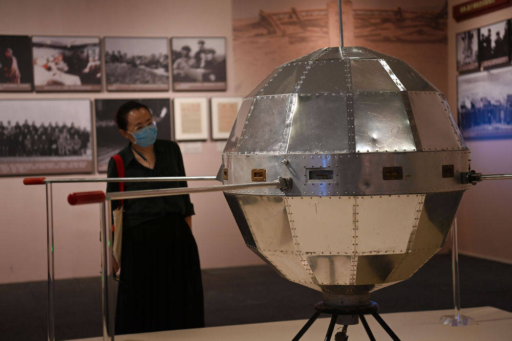 9月1日,记者观看展出的"东方红一号"人造地球卫星结构.