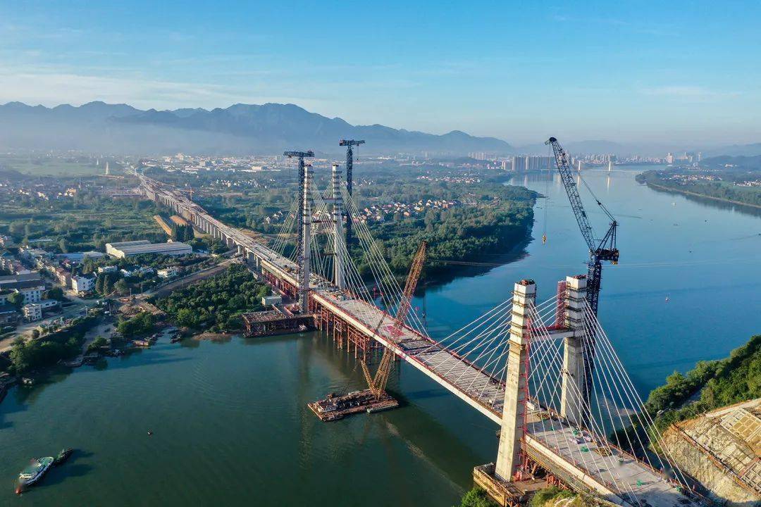 国内首座单跨300米时速350公里湖杭铁路富春江特大桥主桥已正式合龙