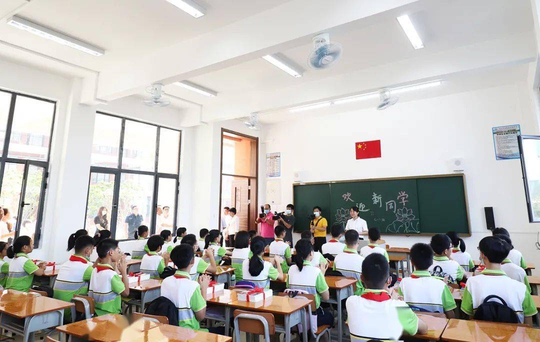 阳东凤凰中学9月1日隆重举行移交仪式暨开学典礼