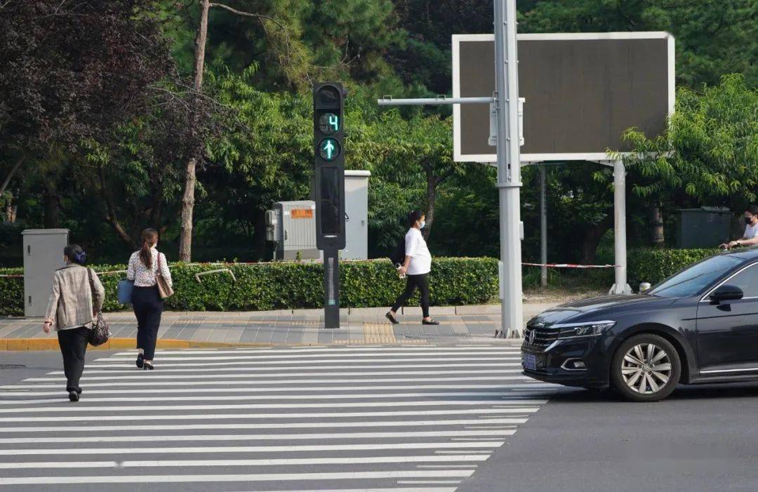 【文明駕車禮讓行人】行人闖紅燈,機動車也需要禮讓嗎?