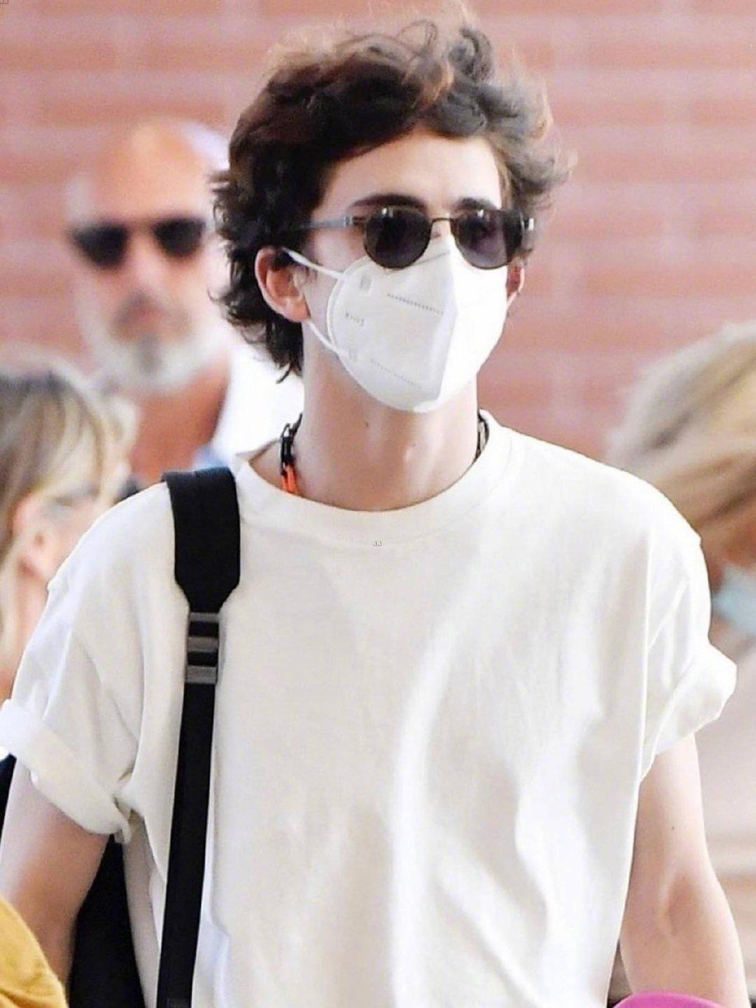 "甜茶"抵达威尼斯 白t搭配花纹哈伦裤青春洋溢