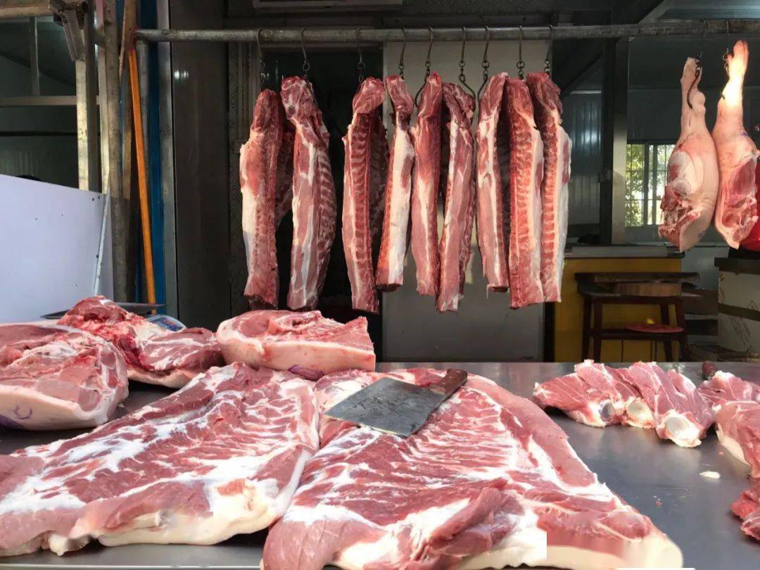 "黄孝河路连锁生鲜卖场的猪肉摊位负责人介绍.