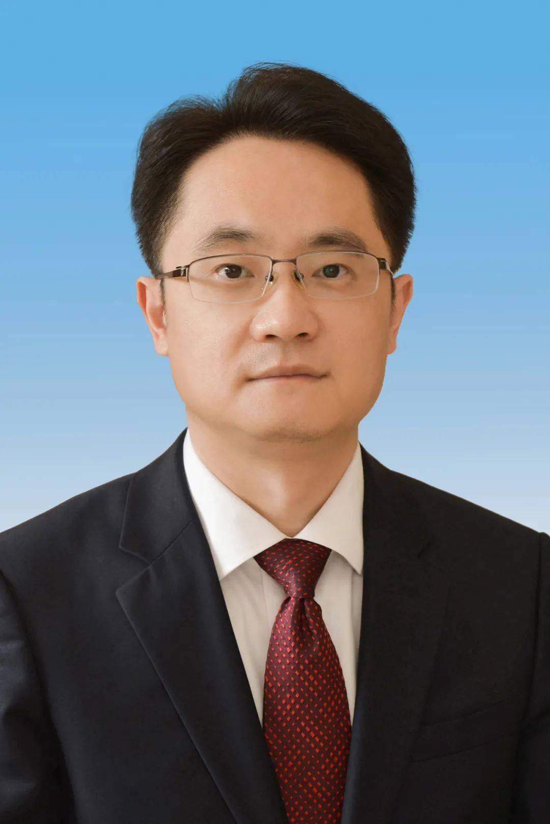 1975年11月生,在职研究生学历,中共党员,现任内江市委常委,市纪委书记
