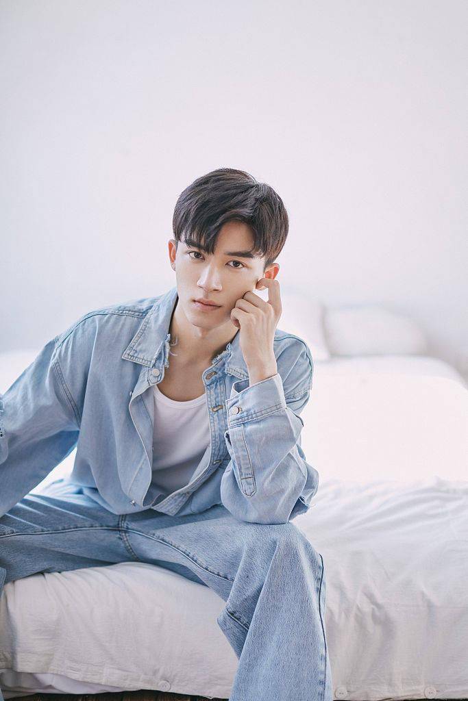 王星越慵懒男友风写真惬意满满 牛仔套装诠释少年味道_满分