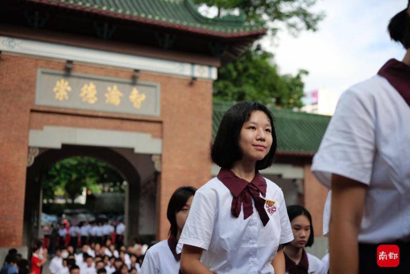 昂首挺胸跨入崇德瀹智门执信中学新生入门礼仪式感满满