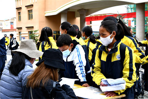 测量|阿坝县各中小学陆续开学 校园再次迎来欢声笑语