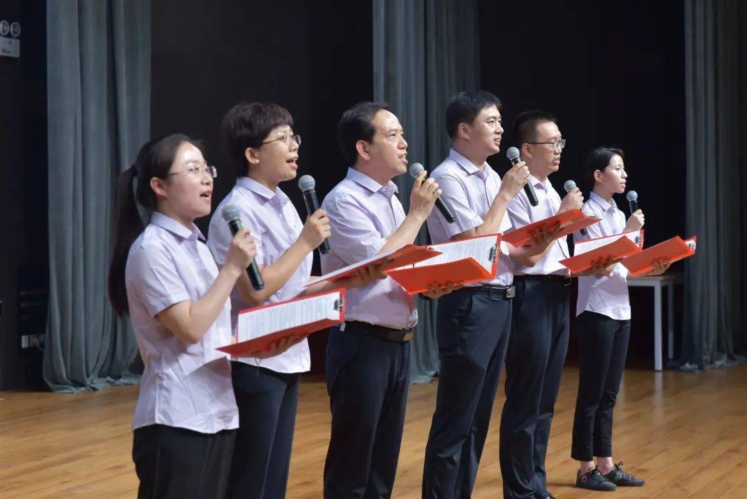 教师代表王学文,朱宇虹,刘小杰,刘秀丽,夏少君,董纪华带来集体诗朗诵