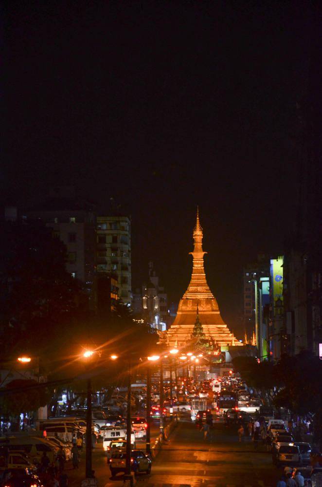 缅甸的街头也这么张灯结彩,不知道的以为是在过新年呢_仰光