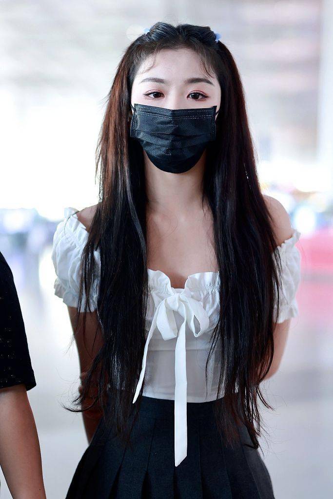 短裙|孔雪儿穿露肩娃娃衫百褶短裙 肤白貌美大秀美腿