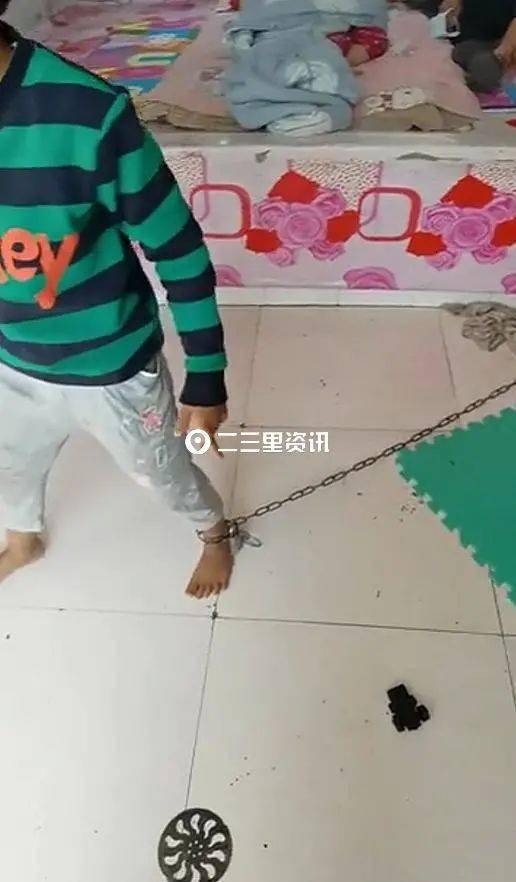 9岁男孩被奶奶用铁链拴住当地政府多部门到家中了解情况