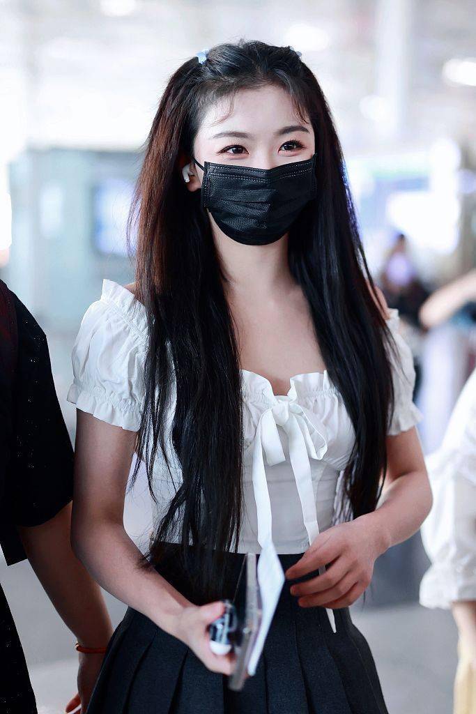 短裙|孔雪儿穿露肩娃娃衫百褶短裙 肤白貌美大秀美腿