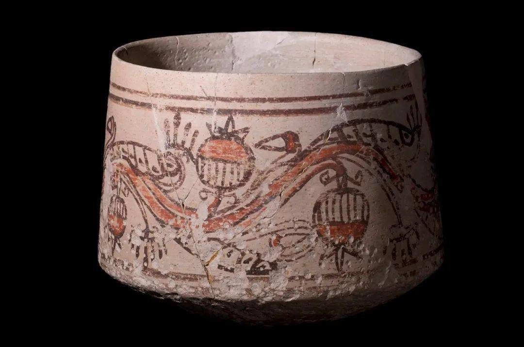 它通常融合了莲花,蛇或风格化的"安可"(生命之符)符号等各种埃及图案