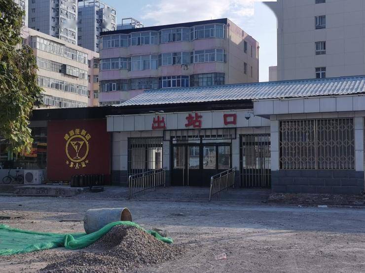 北站现状与原貌,两张照片形成鲜明对比,昔日辉煌不再,斑驳掉漆的站台