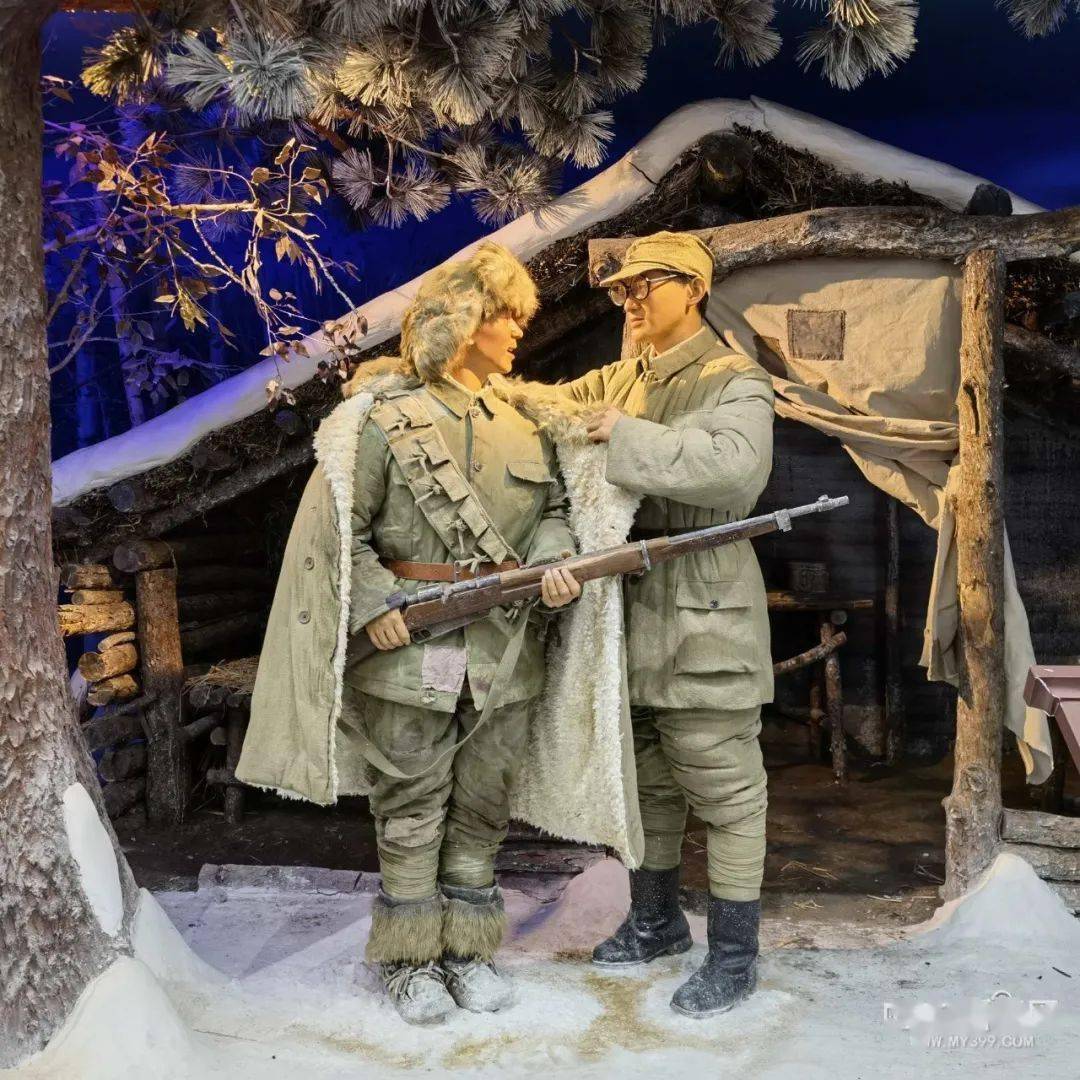 志愿者在擦拭抗日民族英雄赵尚志的雕像."绝不会让您蒙尘.