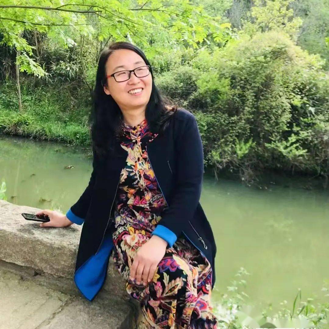 李淑静李淑静,中共党员,现任商丘市第一中学家长学校教研室主任,中学