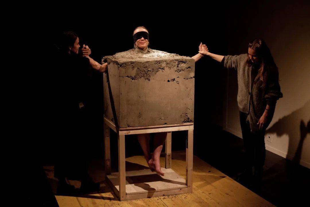 和中国行为艺术家何云昌类似马鲁西斯也常常将自己浇灌在水泥里有时是