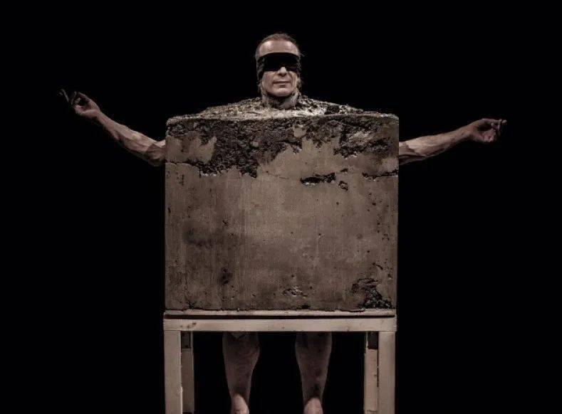 和中国行为艺术家何云昌类似马鲁西斯也常常将自己浇灌在水泥里有时是