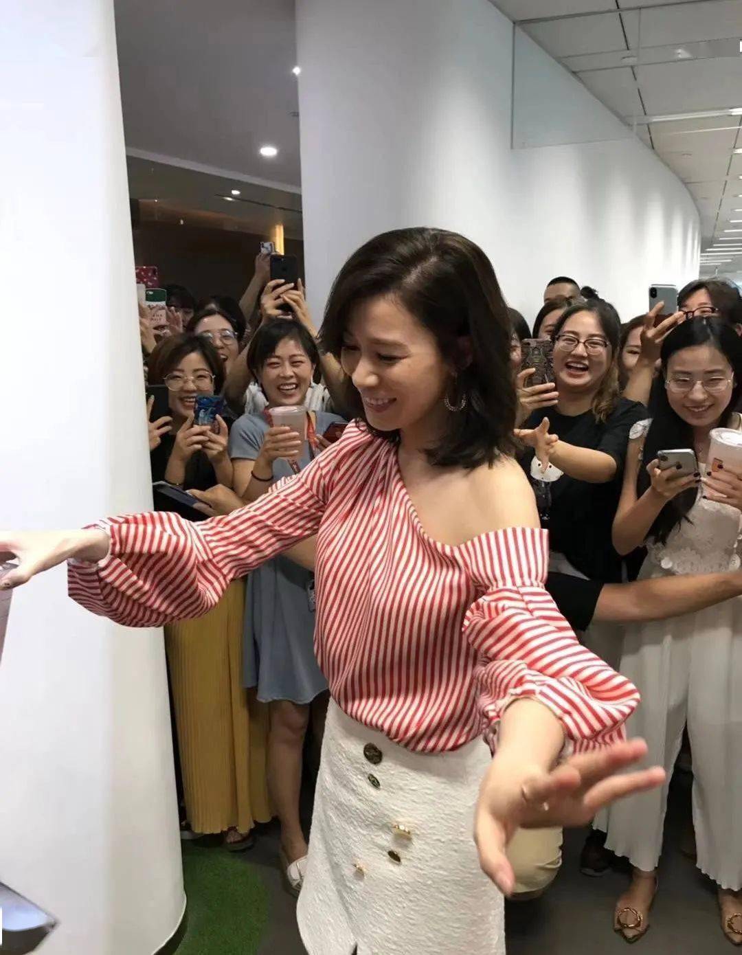 脖子|佘诗曼跟素人合影，46岁还这么年轻漂亮，连脖子上颈纹都不明显！