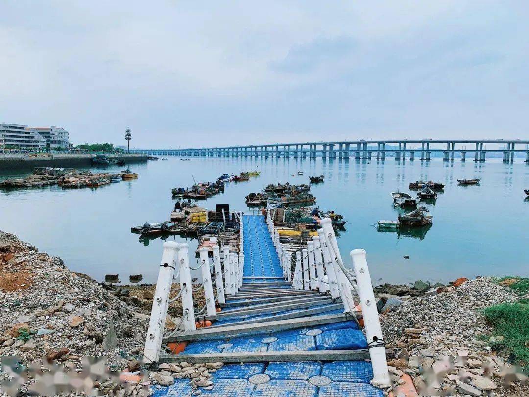 與廈門最美海上地鐵相鄰的海堤公路,遠眺,海水與藍天成一線,近看,地鐵