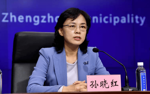 曾穿防护服赴病区的郑州女副市长因防疫不力被免职
