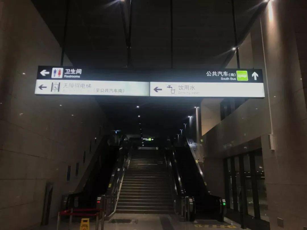 天津南站接站指南从唯一出站口出站,步行至公交车站.