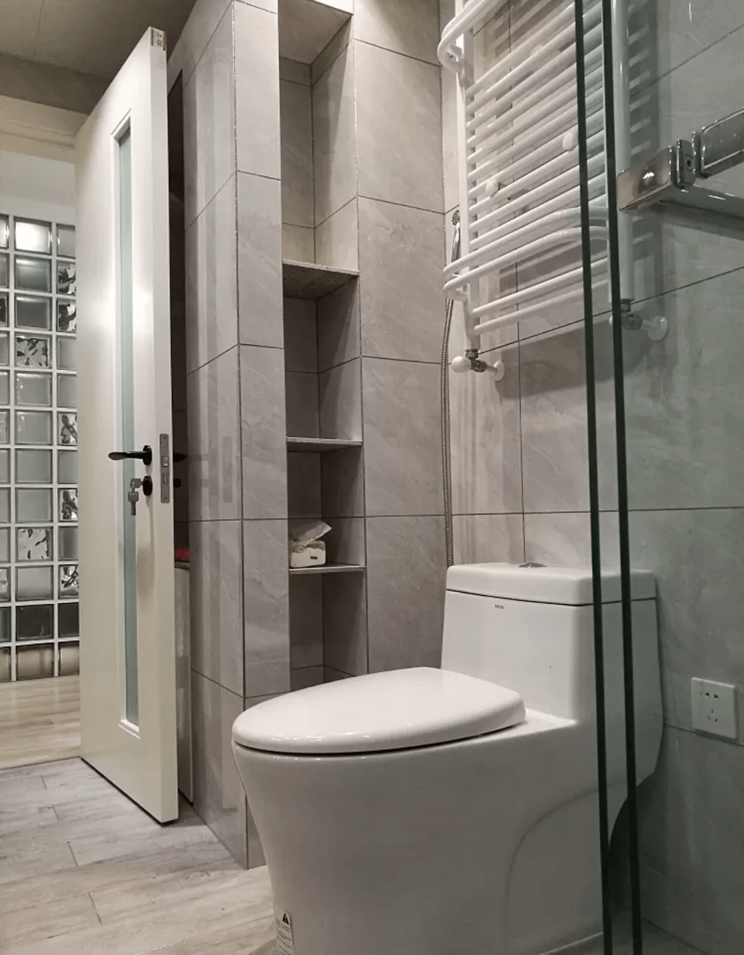 卫生间别打柜子了聪明人都在墙上挖一个洞实用又漂亮