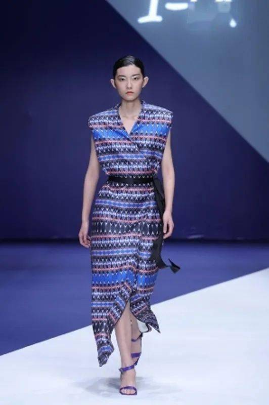 ss22中国国际时装周ila李迎独立行走在虚实之间