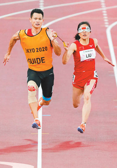 8月30日,中国选手刘翠青(右)和领跑员徐冬林在女子100米t11级半决赛中