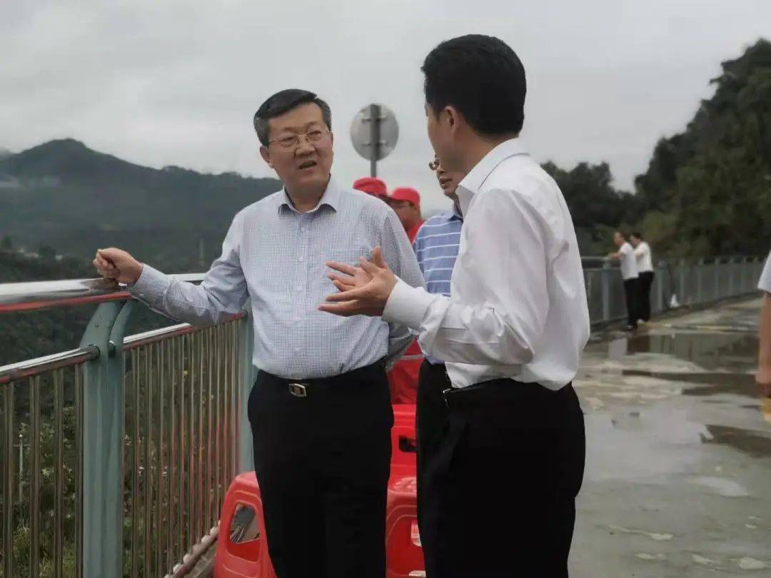 市人大常委会副主任曹明权深入竹溪县驻点督导防汛工作.